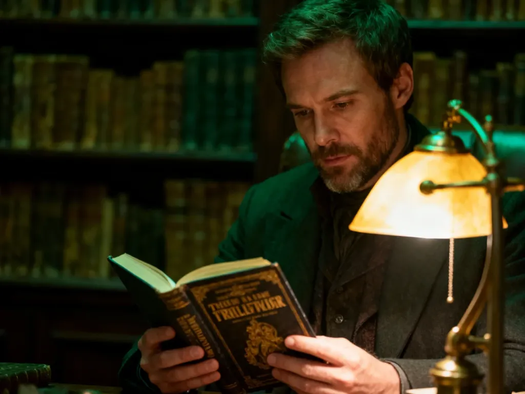 Mężczyzna czytający thriller w nastrojowej bibliotece, podkreślający klimat powieści Macieja Siembiedy.